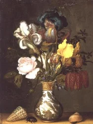 Iris, rosor och andra blommor i en porslinsvas med skal
