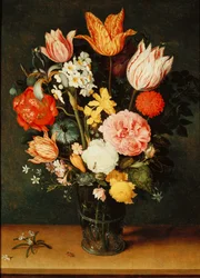 Tulpaner, rosor och andra blommor i en glasvas