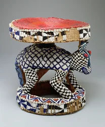 Throne, afrikansk (trä och pärlor)