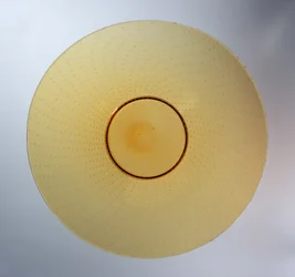 Fat i bärnsten med bifogat bubbelmönster, tillverkat av James Powell & Sons, ca 1938 (glas)