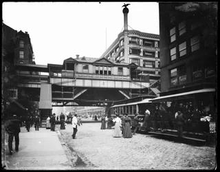 Förhöjd järnvägsstation vid State and Van Buren Streets, Chicago, Illinois, USA, ca 1905 (s/v foto)