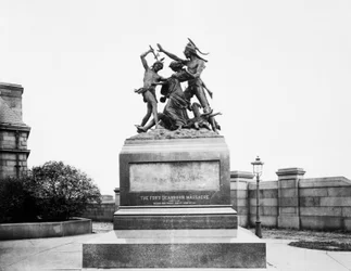 Fort Dearborn Massacre Monument på Calumet Street och 18th Avenue, Chicago, Illinois, USA, ca 1900 (s/v foto)