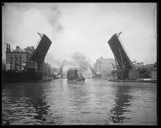 Passagerarfartyget Pere Marquette i släptåg på Chicago River, Chicago, Illinois, USA, ca 1905 (s/v foto)