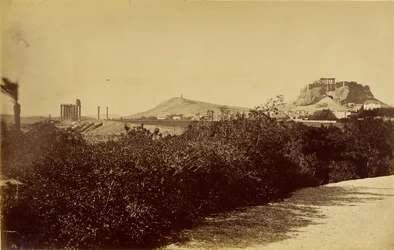 Aten - Zeus Olympios tempel och Akropolis från öster.