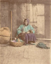[Kinesisk kvinna som sitter med korg], 1870-talet.