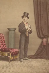 [Studioporträtt av en japansk man i västerländska kläder], 1880-talet.