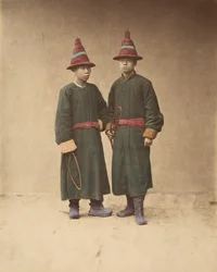 [Två kinesiska män i matchande traditionell klänning], 1870-talet.