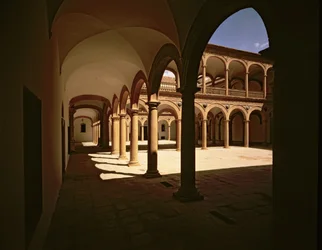 Vy över gallerian på sjukhusets innergårdar, ritad av Bartolome Bustamante (ca 1499-1570) (foto)