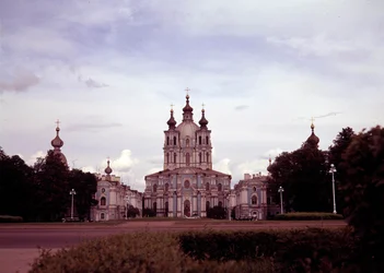 Arkitektur: utsikt över Smolny-klostret byggt mellan 1748 och 1835 av arkitekten Francesco Bartolomeo Rastrelli (1700-1771), Sankt Petersburg, Ryssland.