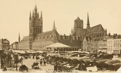 Grand Place på marknadsdagen, Ypres, Belgien