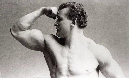 Fotografiskt porträtt i studio av den tyske kroppsbyggaren Eugen Sandow