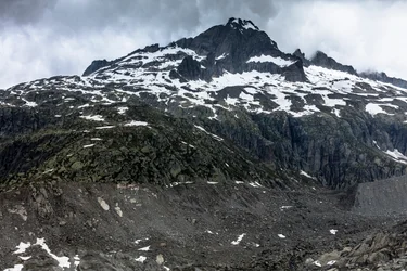Berg ovanför Rhôneglaciären, Schweiz (foto)