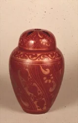 Potpourri och lock i kopparglans, ca 1905-15 (keramik)