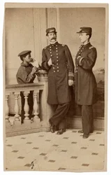 Porträtt av marinofficerare och en budbärare,ca. 1863 (foto)