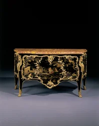Kommode, ca 1745 (ormolu-monterad japansk lack & eboniserat trä)