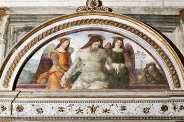 Den döde Kristus understödd av två änglar - Fresco av Pinturicchio (Bernardino di Betto) (1454-1513) 1484-1492 Rom, Basilica di Santa Maria del Popolo (Kyrkan Santa Maria del Popolo), Chapel Basso della Rovere Italien