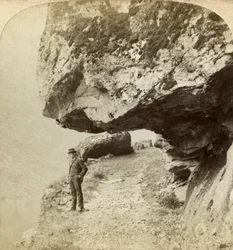 Man på en klippa med utsikt över Naeroyfjord, Sogne, Norge.