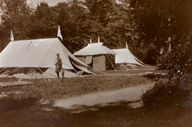 Album från första världskriget i Friuli-Venezia Giulia: tält, mottagning, kirurgi och förband framför Villa Brazzà, säte för krigssjukhus nr 17 i Soleschiano Manzano, fotografi taget från kyrktornet, 05/1916