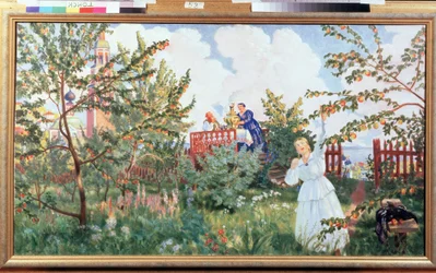 Äppelträdgården (Äppelträdgården). En kvinna i en vit klänning plockar en frukt från ett äppelträd, på en plattform, bakom henne, ett par dricker te, sittande nära ett bord med en rökande samovar. Verk av Boris Michaylovich Kustodiev (Kustodiev) (1878-1