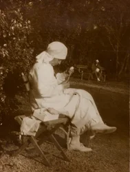 Album av första världskriget i Friuli-Venezia Giulia: porträtt av en Röda Korsets sjuksköterska i parken Villa Brazzà, hem till 17 av krigssjukhuset i Soleschiano Manzano (s/v foto)