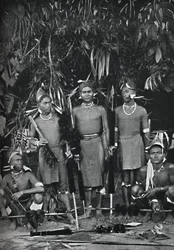 Angami Nagas i helklänning, 1902