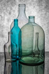 Färgglada glasflaskor