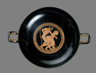 Rödfigur kylix föreställande en man och kvinna som älskar (keramik)