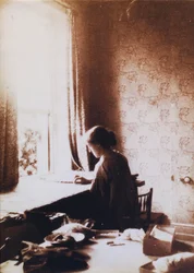 May Morris på jobbet, tidigt 1890-tal (s/v foto)