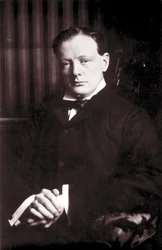 Porträtt av Sir Winston Leonard Spencer Churchill (1874 - 1965), brittisk politiker.