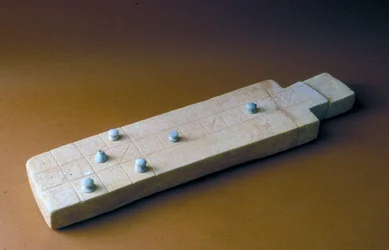 Spelplan med spelpjäser, från Tell Beit Mirsim, Jordanien, c.2000-1700 f.Kr. (kalksten)