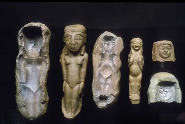 Figuriner av fruktbarhetsgudinnor och formarna från vilka de gjuts, ca 800- 700-talet f.Kr. (lera)