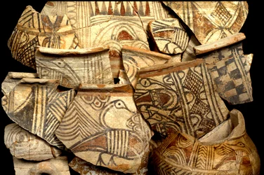 Filisteisk keramik dekorerad med typiska färgmönster av fiskar och fåglar, från Tel Kasil, Israel, ca 1099-900 f.Kr.