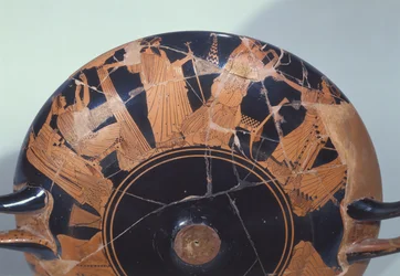 Attisk bägare med röd figur som visar Paris återkomst till Priamos omgiven av Cassandra, Polyxena, Hecuba och Afrodite, från Vulci, c.495 f.Kr. (keramik) (detalj)