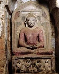 Sittande Buddha i meditation (polykrom sten)