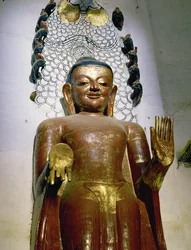 Staty av en stående Buddha