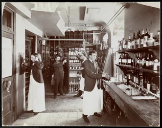 Ett skafferi på Hotel Manhattan, 1902 (silvergelatintryck)