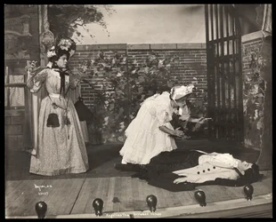 En scen från en amatörproduktion av en pjäs med titeln Angelina, The Orphaned Heiress presenterad på Barnard College, New York (silvergelatintryck)