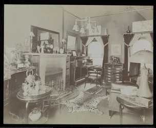 Ett vardagsrum i dramatikern Henry Martyn Blossoms hem, på 23 East 30th Street, New York, 1908 (silvergelatintryck)