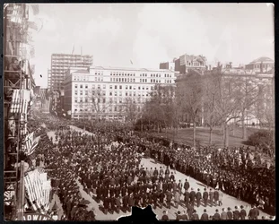 Flygfoto av män som marscherar i den republikanska guldstandardparaden på Broadway vid City Hall Park, New York, 1898 (silvergelatinprint)