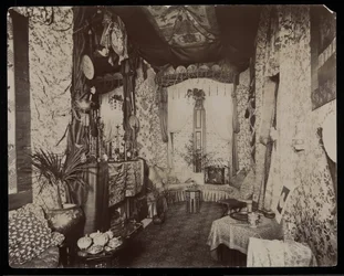 Ett utsmyckat vardagsrum i Blakely Halls bostad på 11 West 45th Street, New York, 1896-98 (silvergelatintryck)