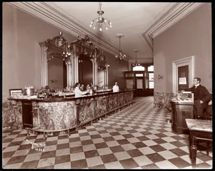 Bar på Gilsey House, Broadway och 29th Street, New York, 1900 eller 1901 (silvergelatintryck)