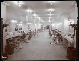 Frisersalong på Hotel Knickerbocker, 1906 (silvergelatintryck)