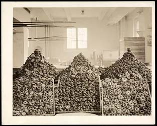 Bakkar med munkar för Frälsningsarmén på Hotel Commodore, 1919 (silvergelatintryck)