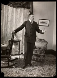 Charles Hawtrey i sin lägenhet i Holland House på Fifth Avenue, New York, 1901-2 (silvergelatintryck)