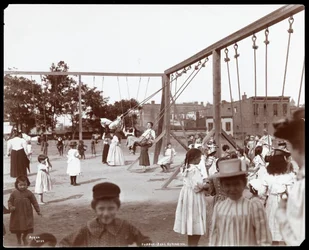 Barn gungar på Hudson Bank Gymnasium and Playground, 53rd Street och 11th Avenue, New York, 1898 (silvergelatintryck)