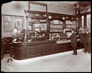 Försäljningsdisk för cigarrer och teaterbiljetter på Hotel Cadillac, 1907 (silvergelatintryck)