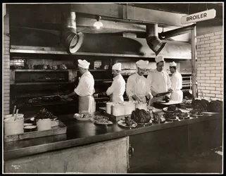 Kockar vid stekpannan i köket på Hotel Commodore, 1919 (silvergelatintryck)