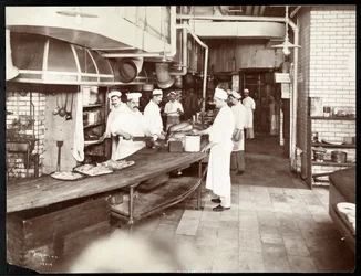 Kockar som arbetar i köket på Waldorf Astoria Hotel vid 34th Street och 5th Avenue, New York, 1903 eller 1904 (silvergelatintryck)
