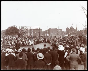 Folkmassa tittar på en polevalter på Hudson Bank Gymnasium and Playground, 53rd Street och 11th Avenue, New York, 1898 (silvergelatintryck)