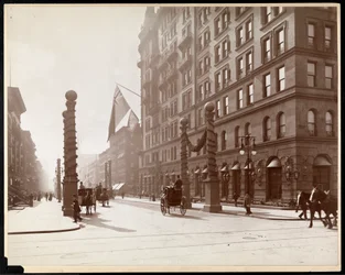 Dekorationer för Dewey Parade på Waldorf Astoria Hotel, 33rd Street och 5th Avenue, New York, 1899 (silvergelatintryck)